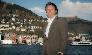 Svein Aage Aanes er i Bergen sentrum, med Fløien og Ulrikken i bakgrunn.